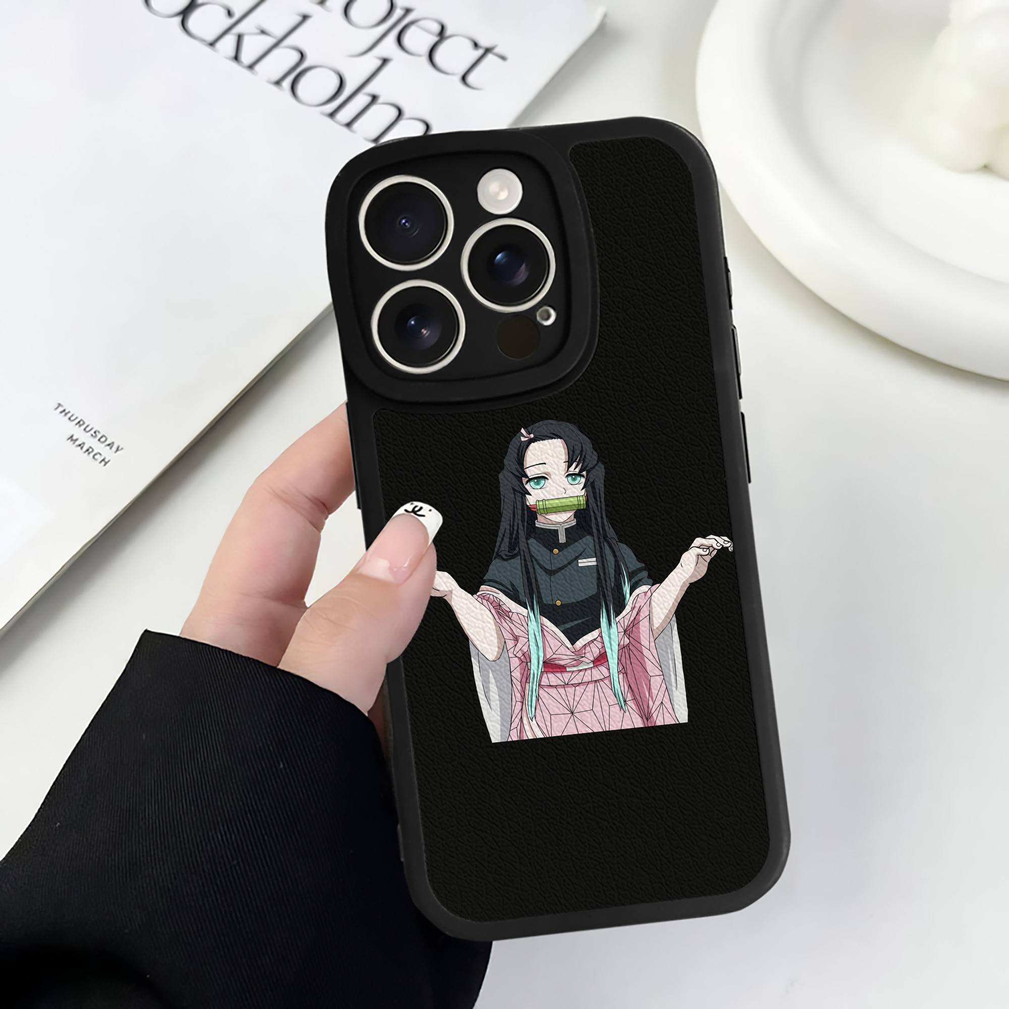 （画像用） 鬼滅の刃（きめつのやいば）竈門 禰󠄀豆子／かまど ねずこ Kamado Nezuko 【iPhone 16シリーズ対応】シリコンスマホケース（レザー調） 材質：シリコン